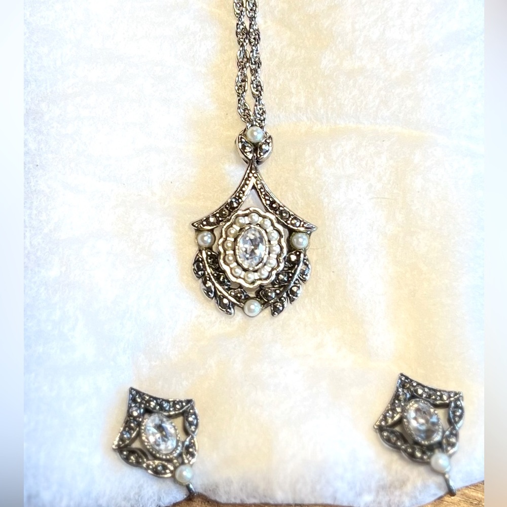 Vintage Avon Necklace and Earring (clip) set